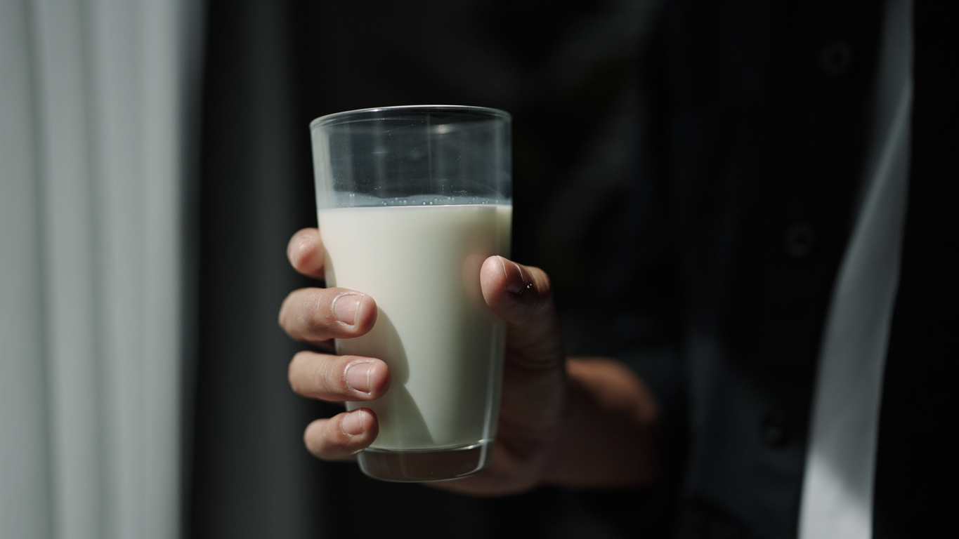 Why people choose to drink raw milk in the UK